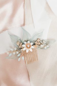 white flower and rosegold hair comb